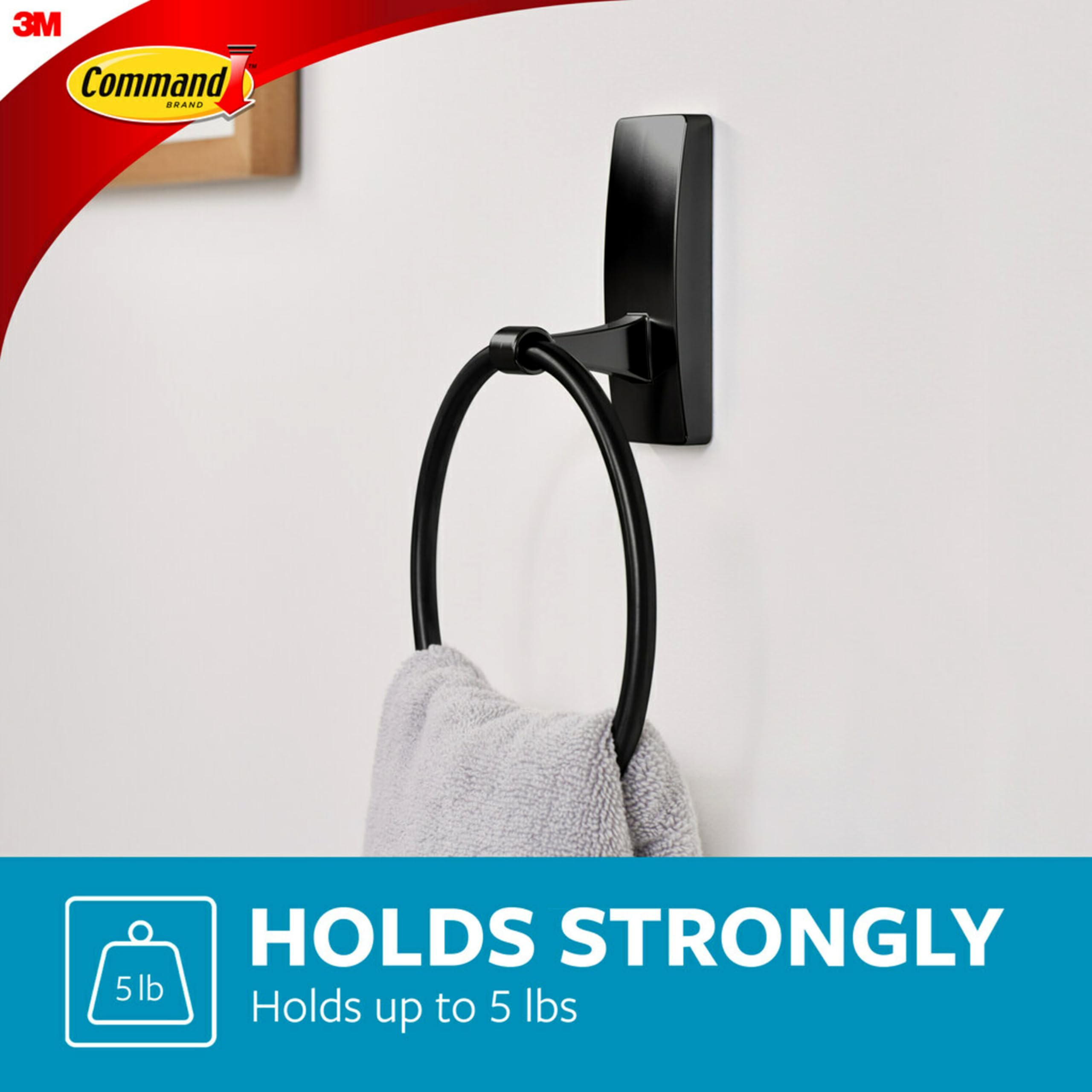Command uso en baño junto al lavabo para mantener toallas a mano y ordenadas