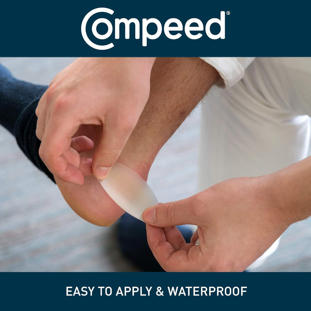 Compeed parche mediano junto a una mano para referencia de tamaño