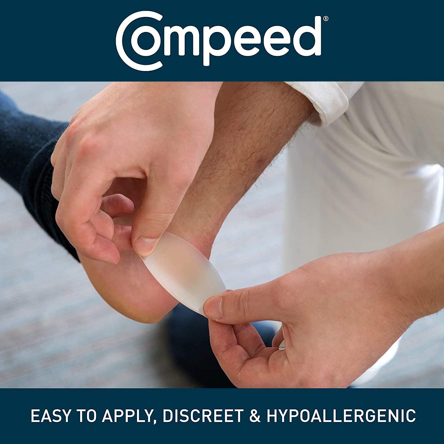 Compeed parche aplicado en talón dentro de zapato deportivo para alivio durante ejercicio
