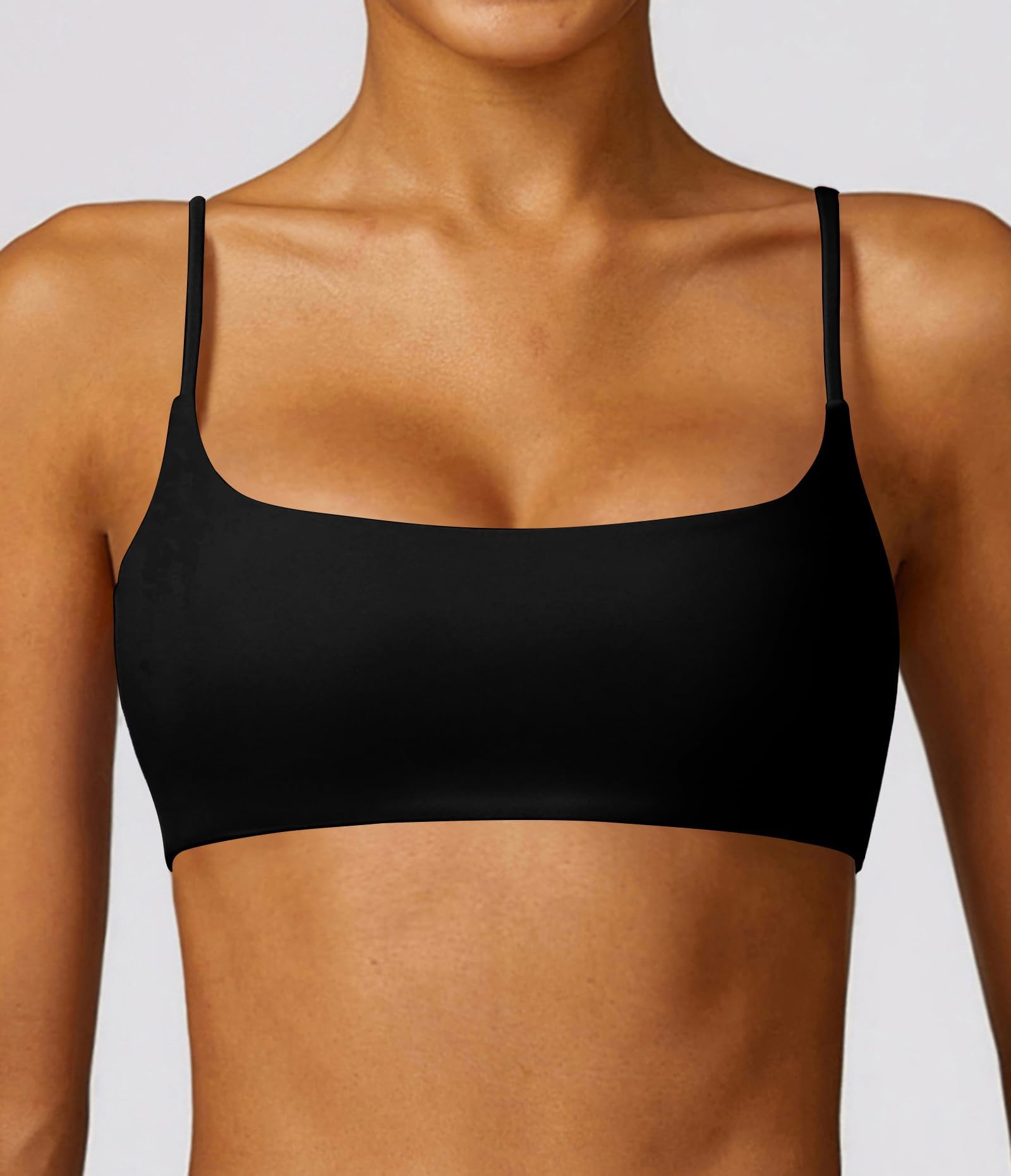 Comper vista frontal del bralette negro con tirantes finos y ajuste ligero
