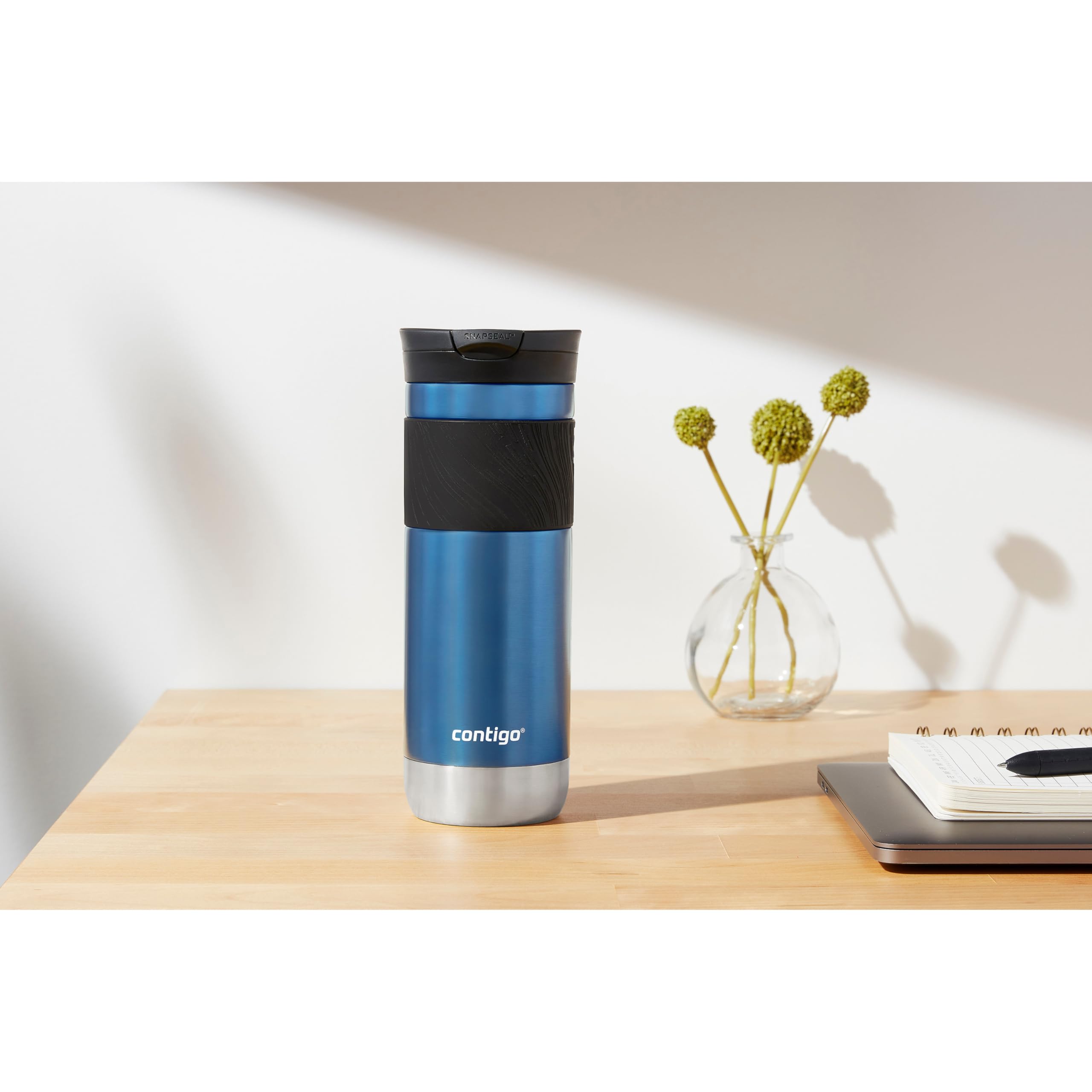 Contigo comparación de tamaño 20 oz con mano para escala