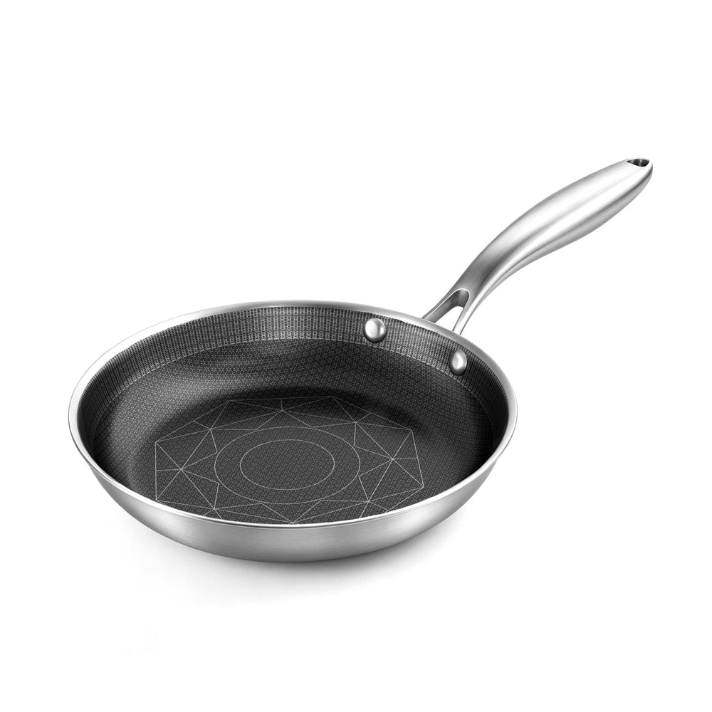 COOKER KING vista frontal de la sartén de 8 pulgadas mostrando acabado acero inoxidable y estética profesional