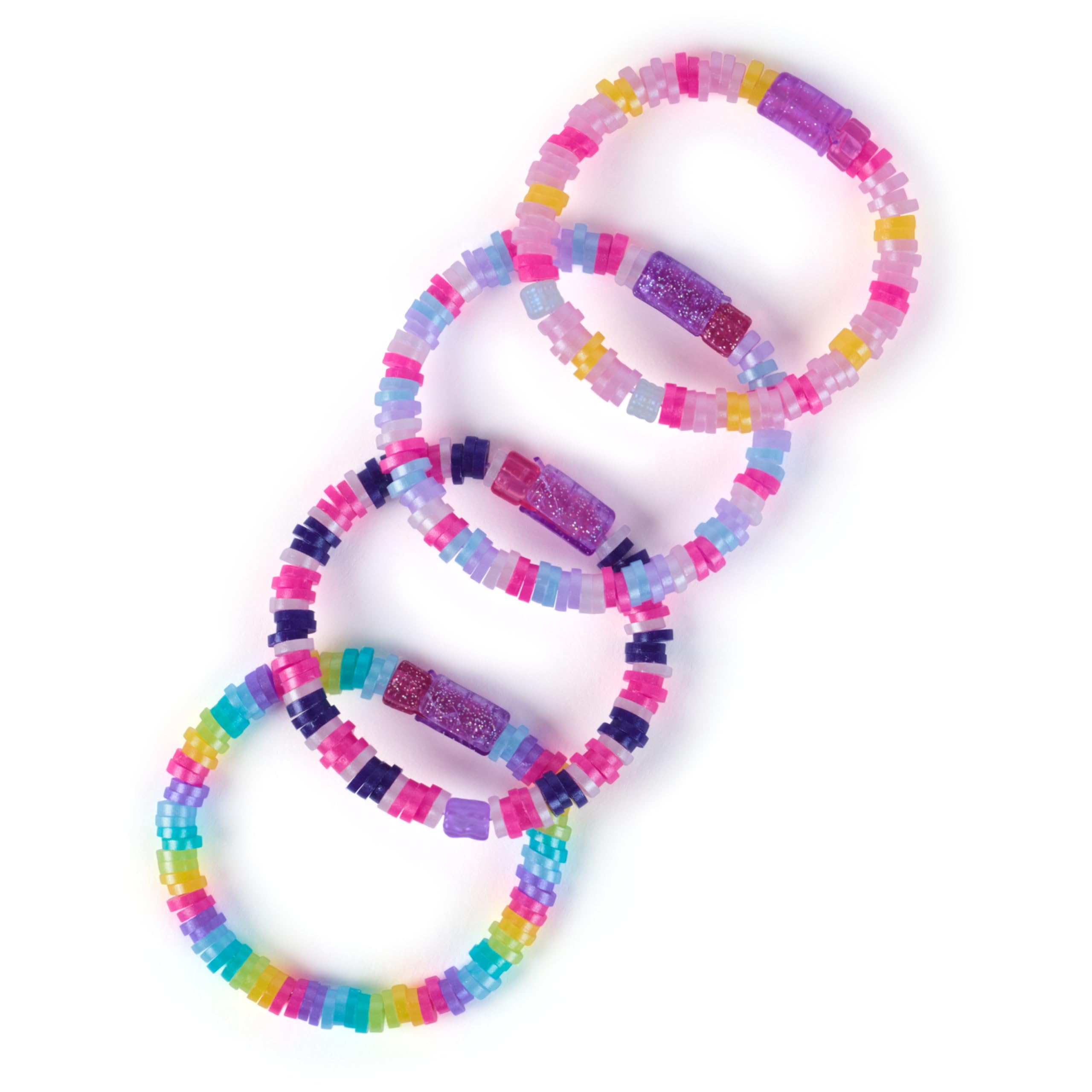 Grupo de niñas en una fiesta usando Cool Maker para crear y compartir pulseras coloridas