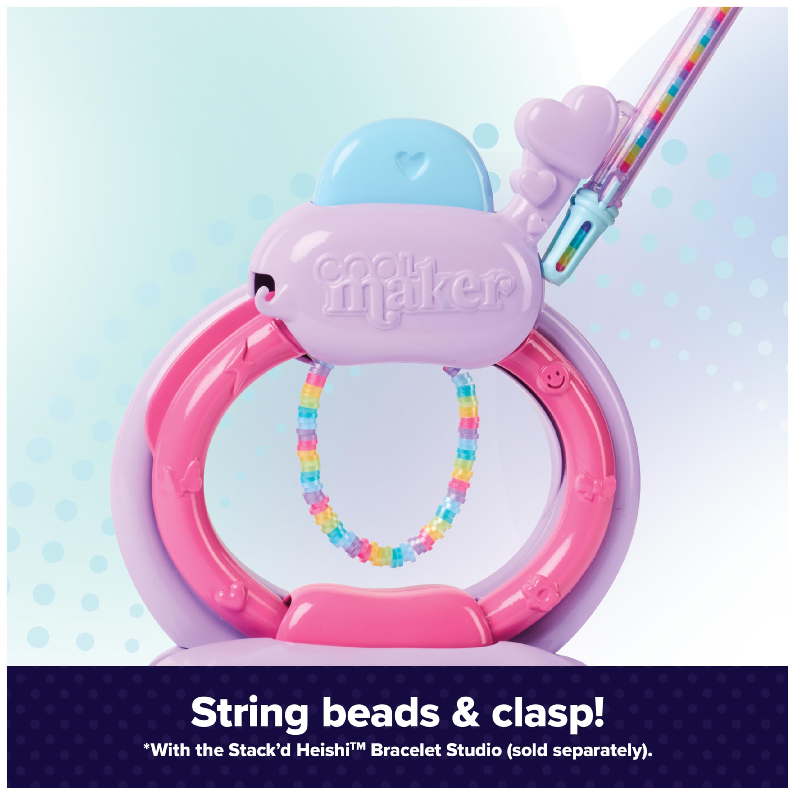 Pulsera en una muñeca mostrando escala y ajuste con las piezas Cool Maker