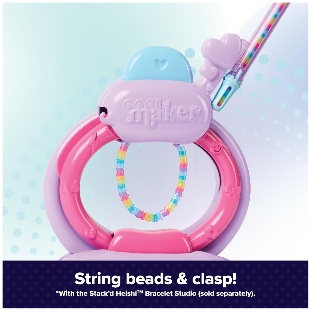Pulsera en una muñeca mostrando escala y ajuste con las piezas Cool Maker