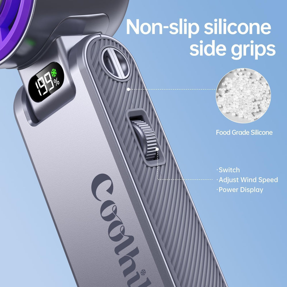 Coolhill Pro junto a tarjeta para mostrar tamaño portátil