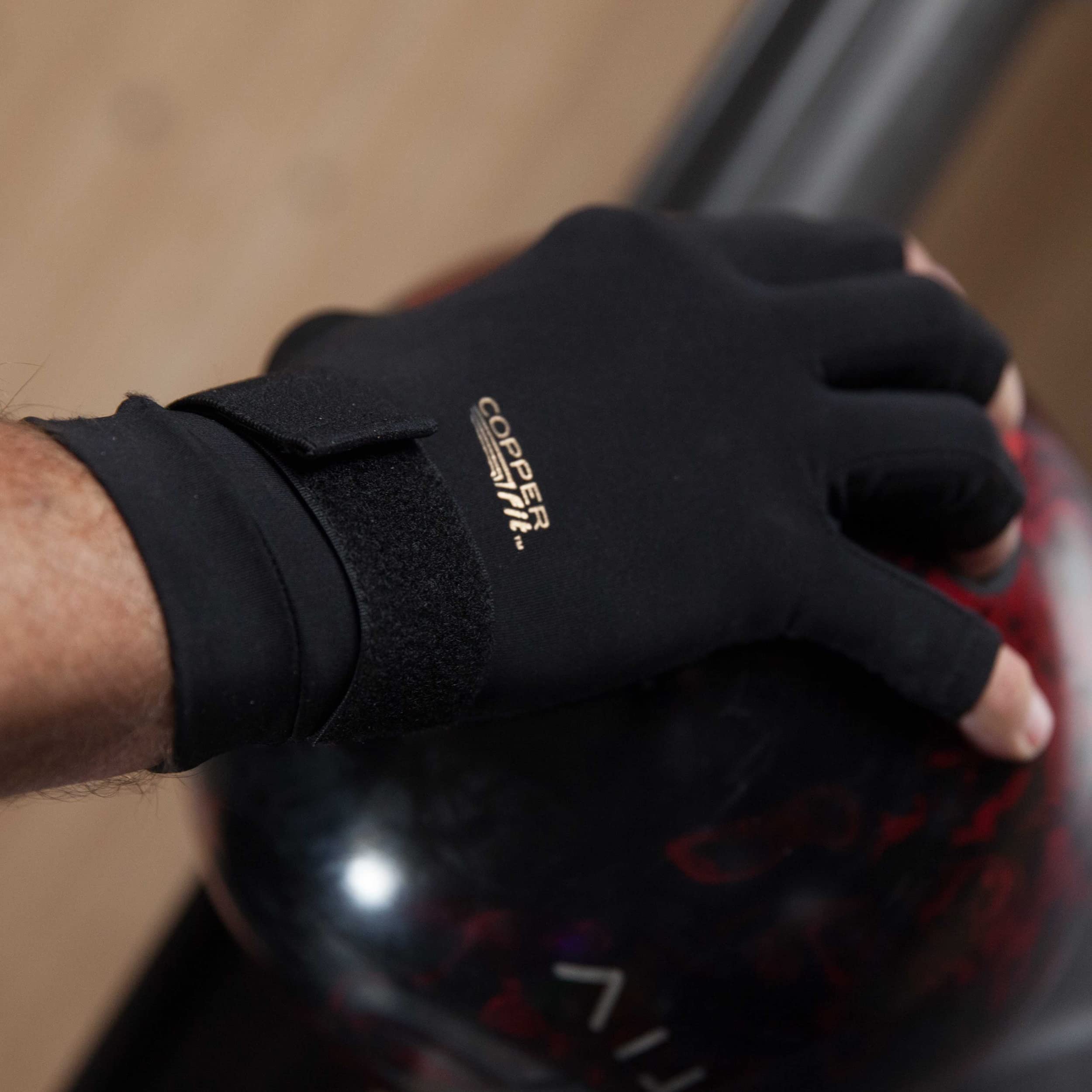 Copper Fit guantes junto a regla muestra talla S/M