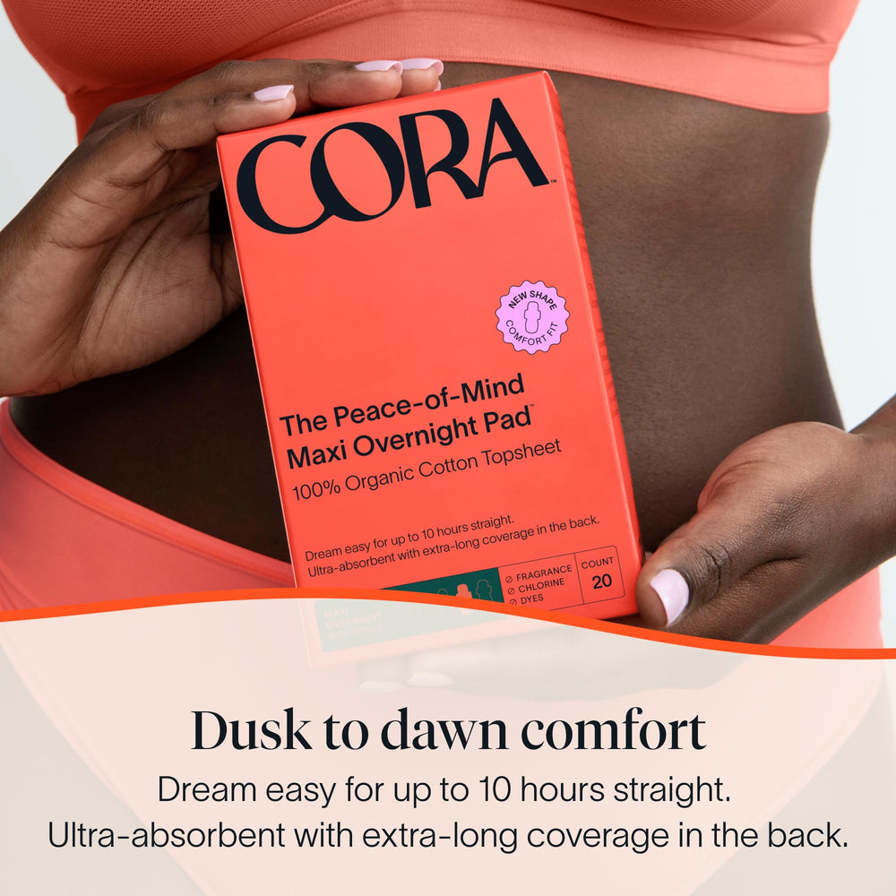 Cora toalla desplegada mostrando capa absorbente y diseño maxi