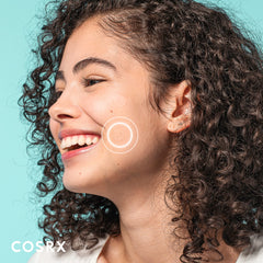 COSRX parche aplicado en mejilla demostrando protección discreta y efecto protector