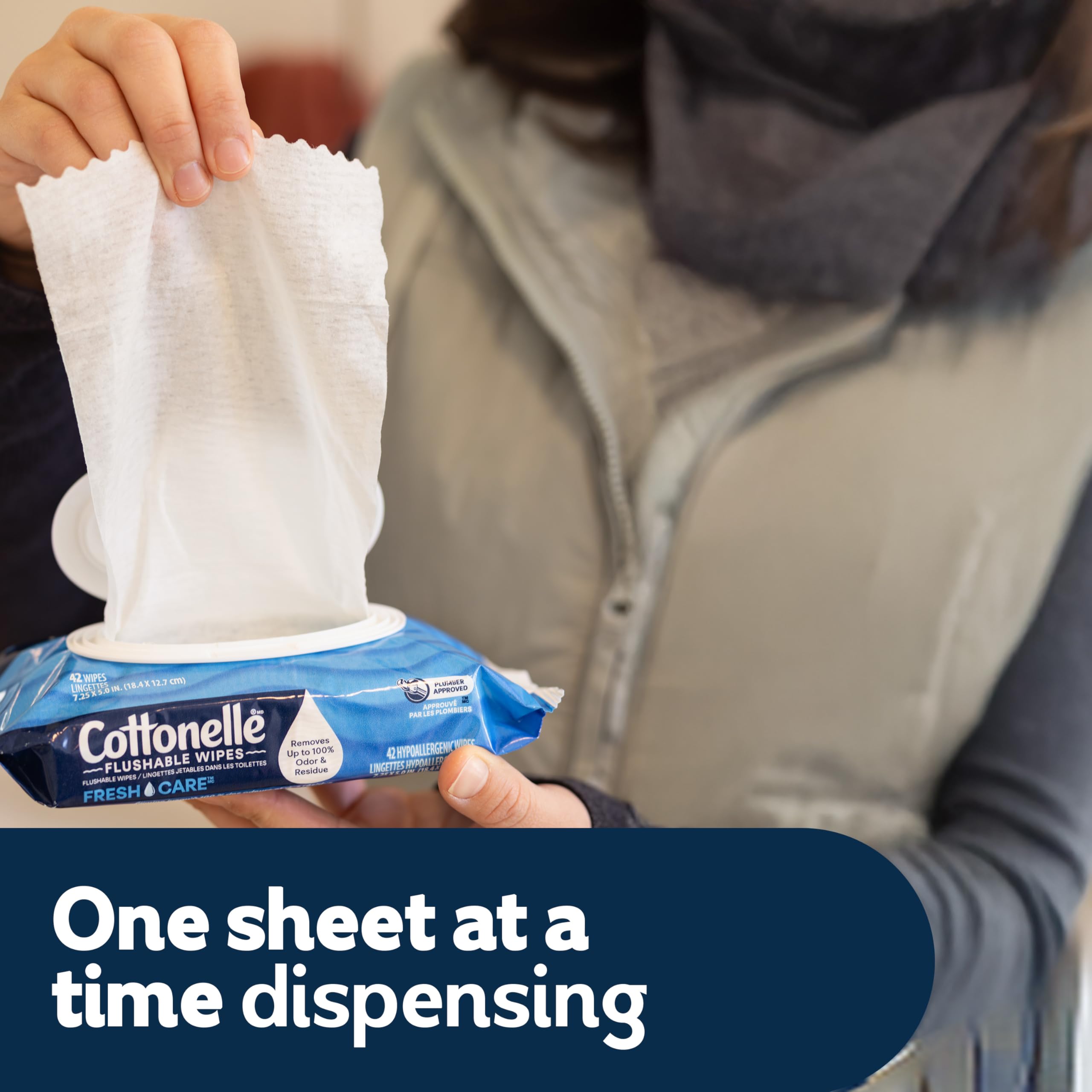 Cottonelle varios paquetes apilados en estante listos para reabastecer hogar