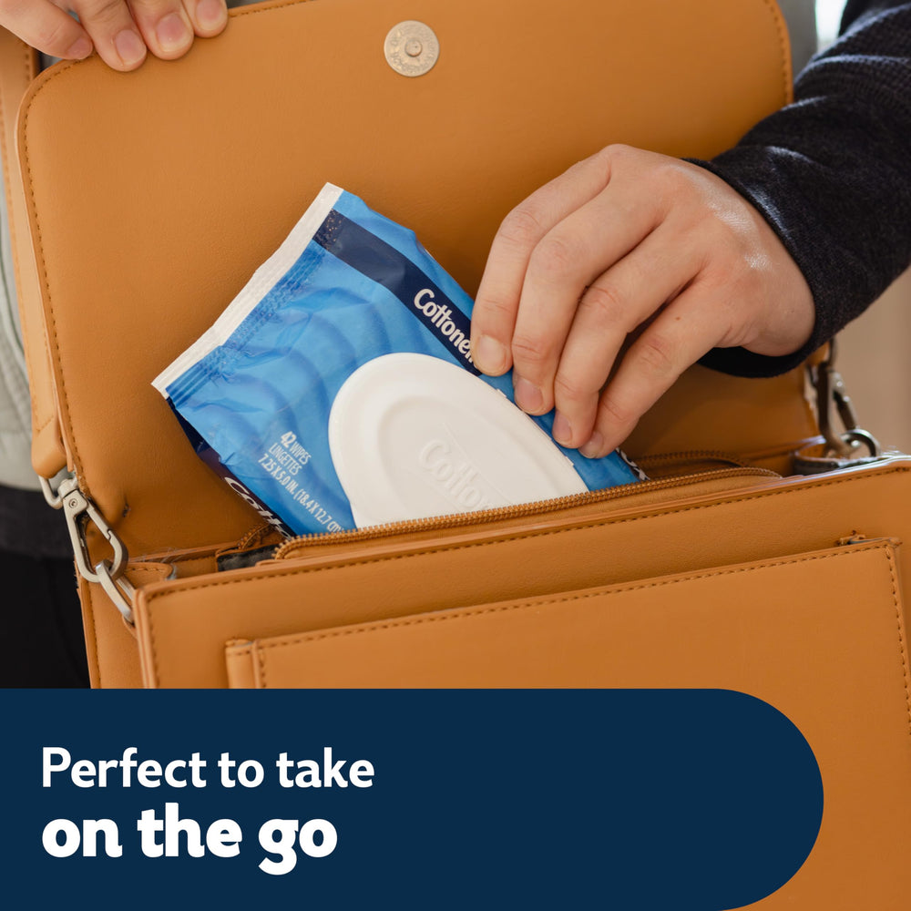 Cottonelle toallita junto a mano para comparar tamaño y cobertura