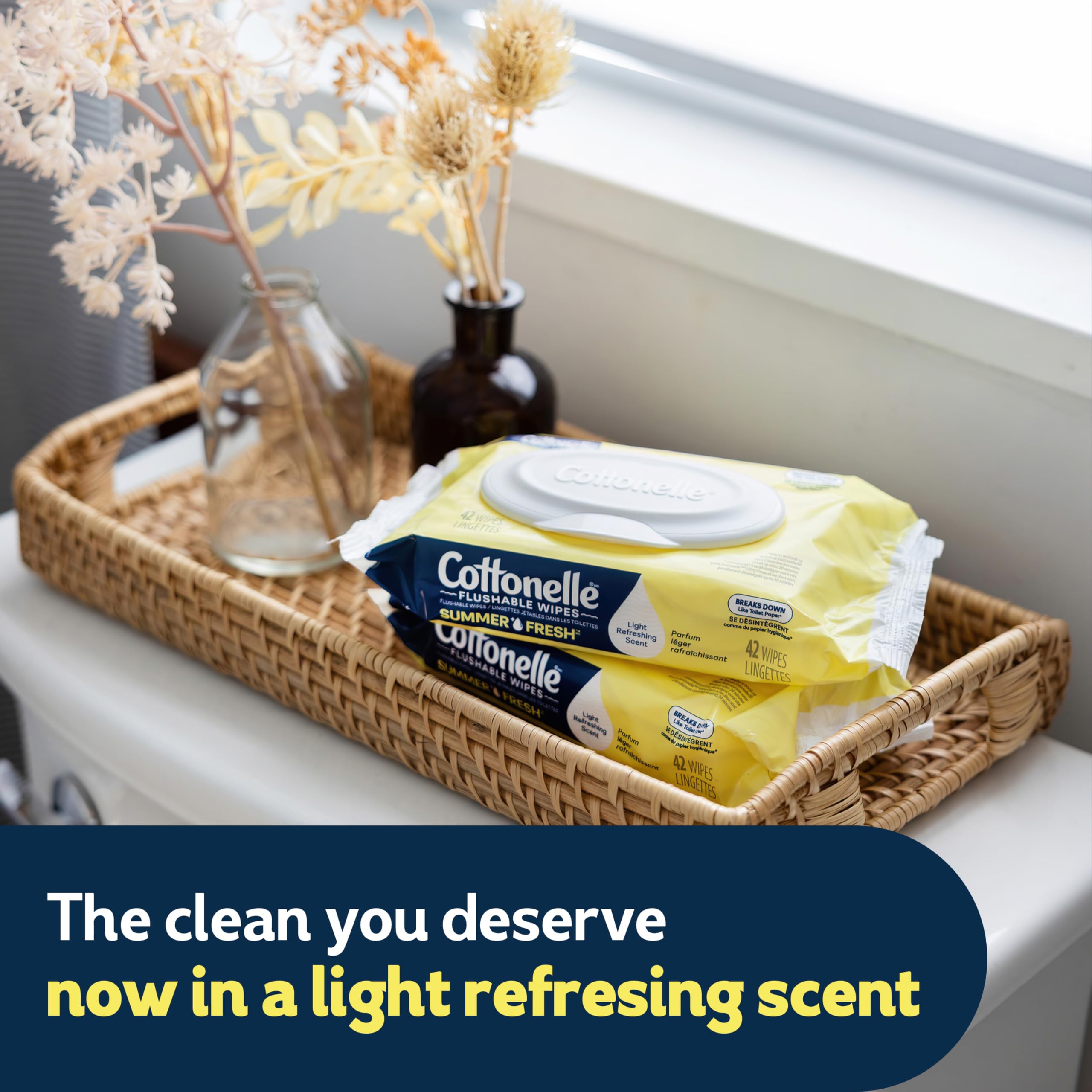 Cottonelle detalle de la tapa rígida flip-top que mantiene las toallitas húmedas y listas