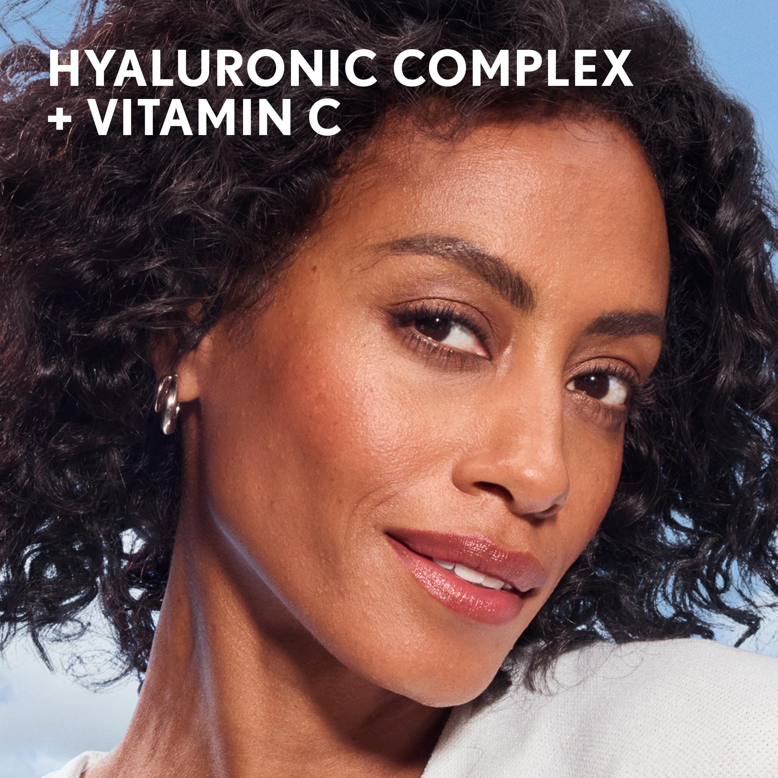 COVERGIRL aplicación con brocha en mejilla para acabado natural y cobertura modulable