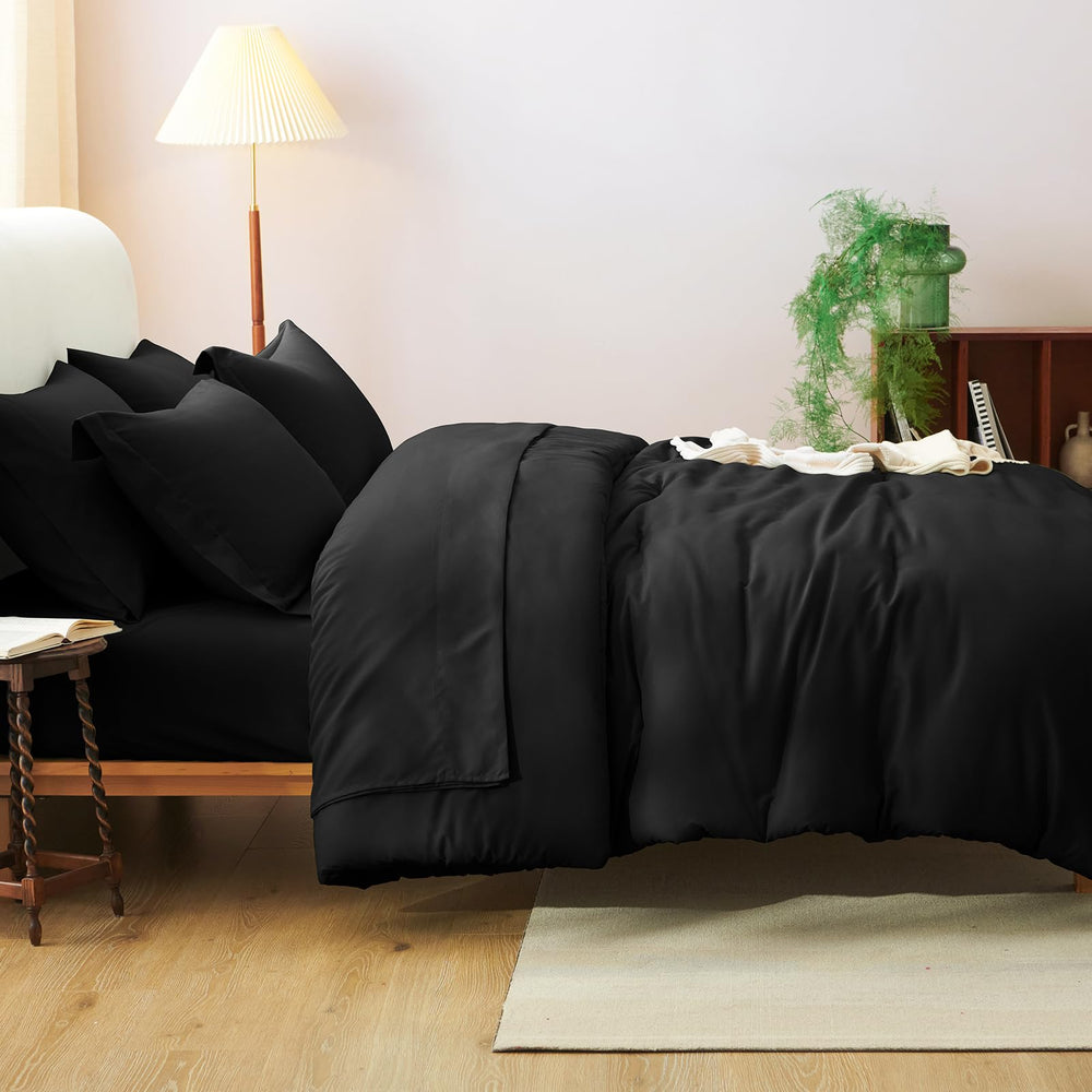 CozyLux dormitorio minimalista con el edredón negro en contexto