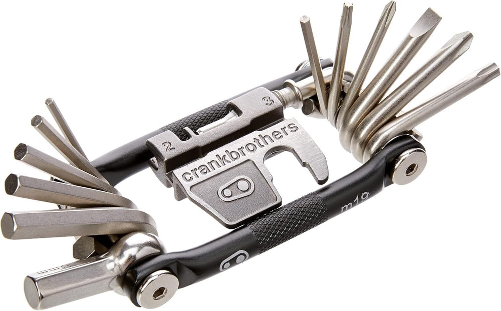 Crankbrothers multiherramientas en uso sobre el cuadro en sendero, solución inmediata