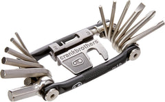 Crankbrothers multiherramientas en uso sobre el cuadro en sendero, solución inmediata