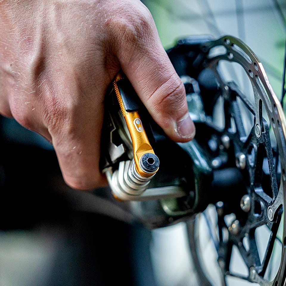 Crankbrothers comparación de tamaño junto a bicicleta, tamaño compacto y ligero
