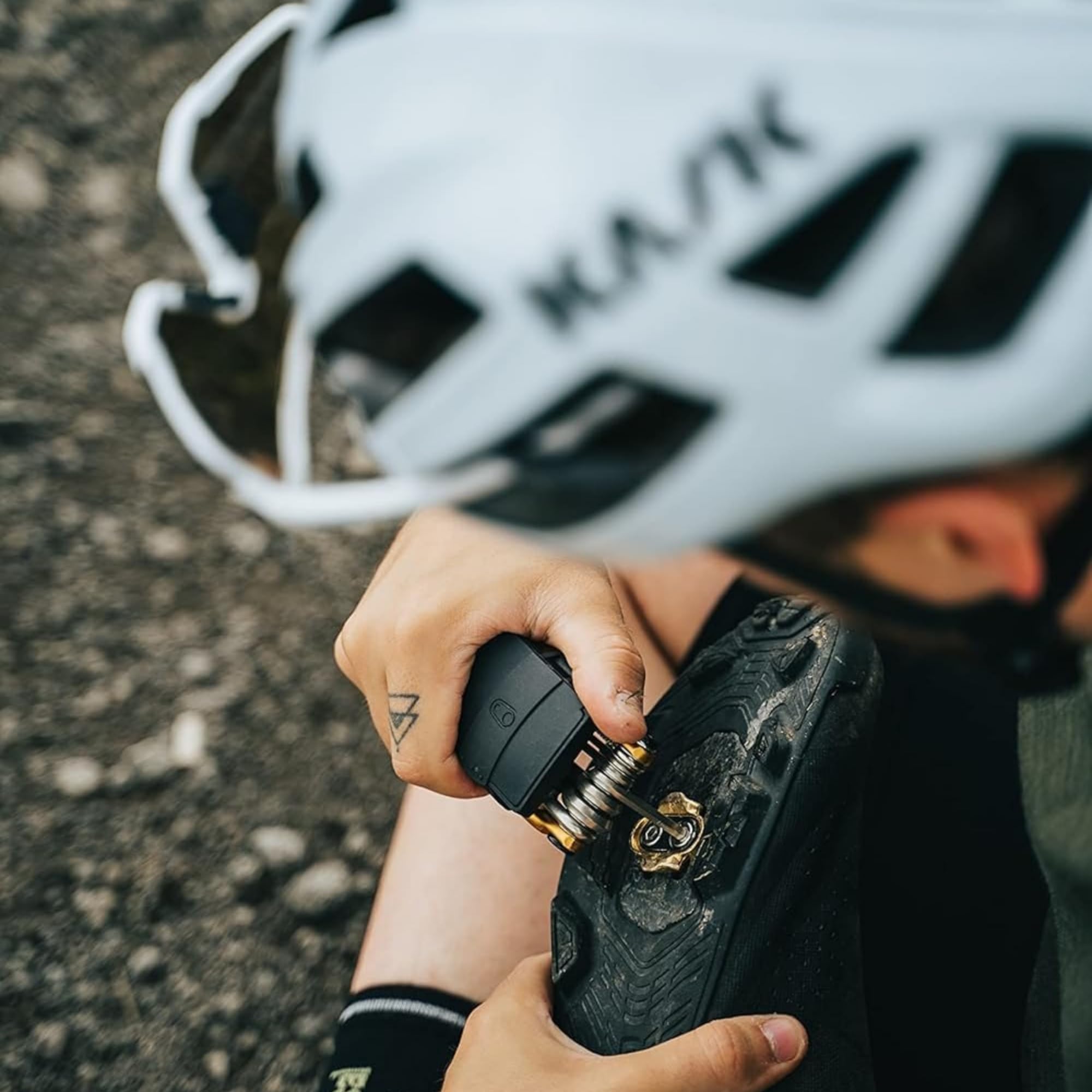 Crankbrothers conjunto abierto mostrando llaves y destornilladores, versatilidad en viaje