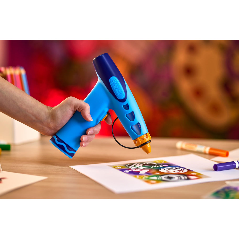 Crayola aerógrafo en uso por niño, facilita efectos spray controlados