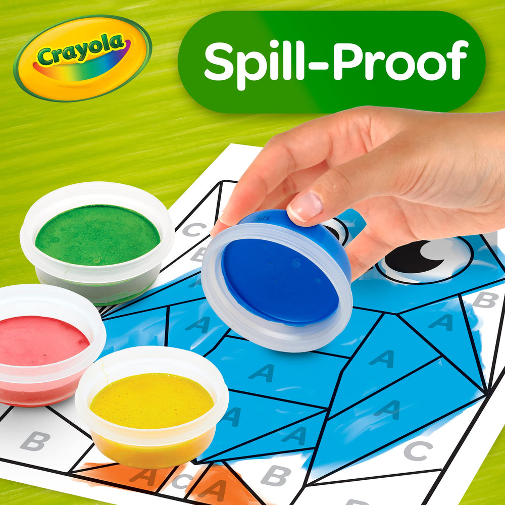 Crayola bandeja antidesbordes en uso manteniendo los tarros estables y sin derrames