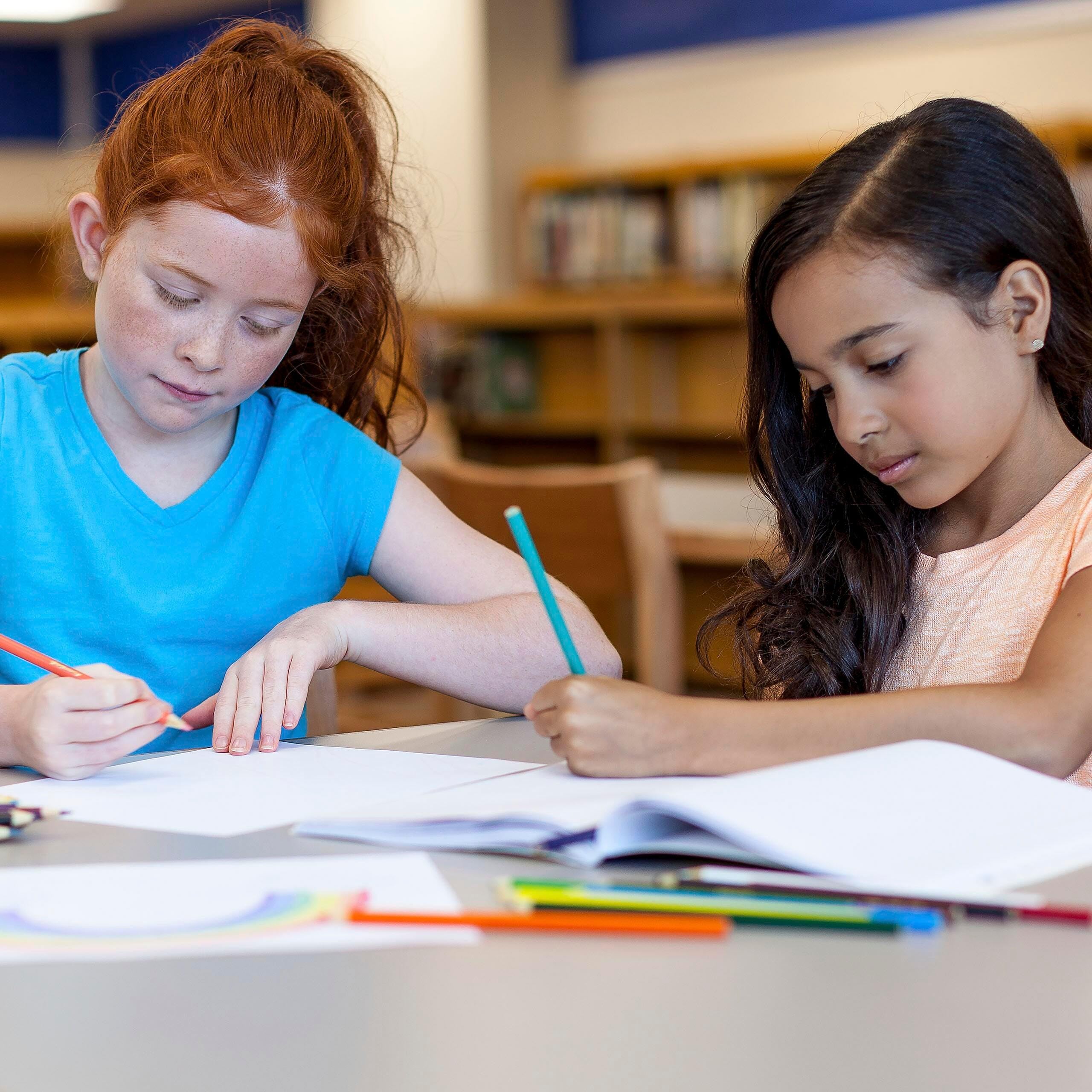 Crayola comparación de tamaño con regla mostrando longitud y facilidad de agarre