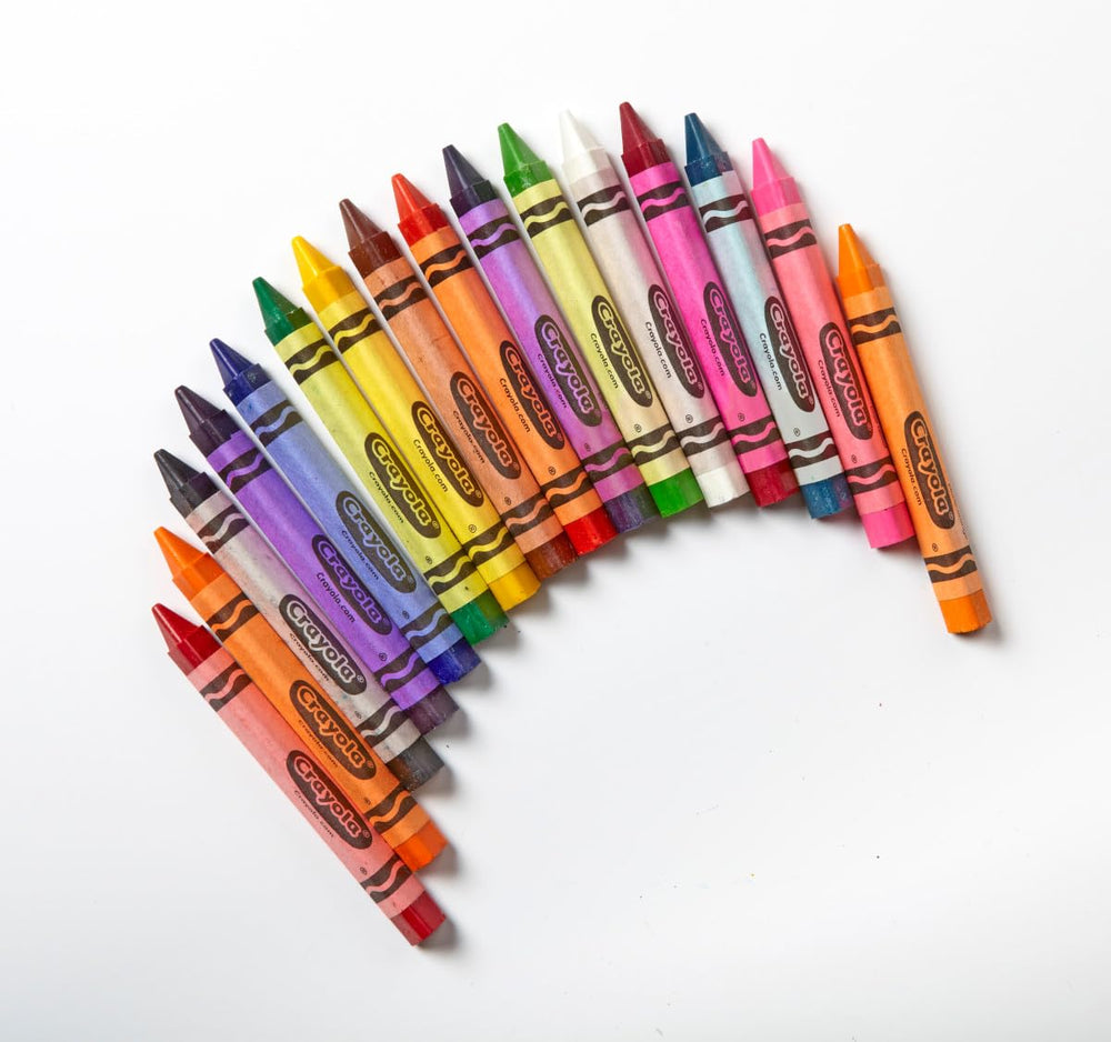 Crayola niño sujetando crayón triangular, mejora el agarre