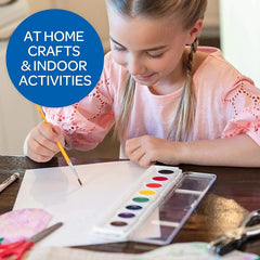 Crayola uso en clase con niños pintando, facilita actividades grupales