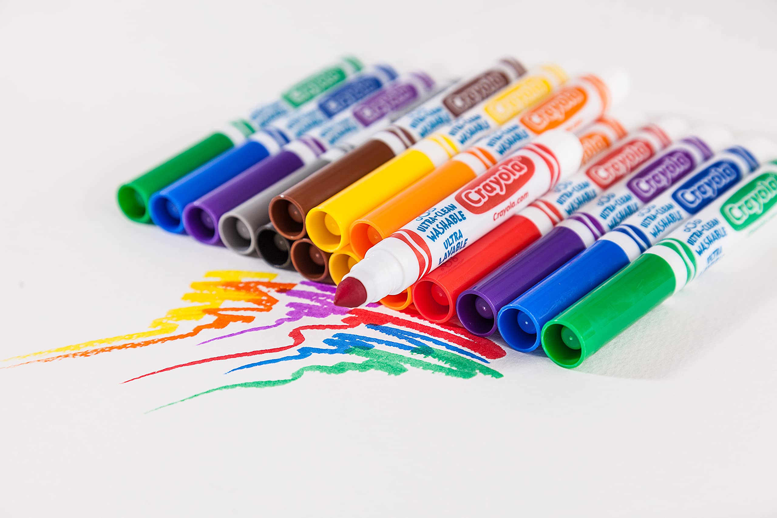 Crayola uso en manos de niño, diseño ergonómico que facilita el agarre