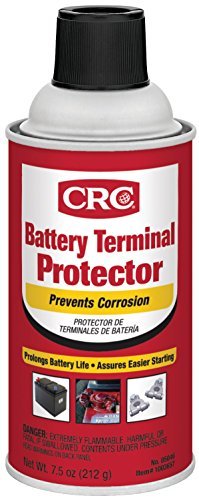 Aplicación CRC en borne de batería con aerosol creando película protectora que evita corrosión