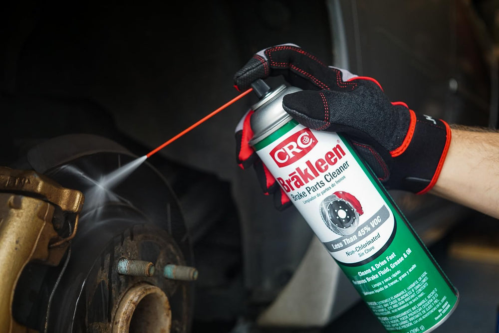 CRC Brakleen lata 14 oz junto a una mano para comparar escala y facilidad de uso