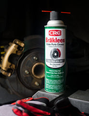 CRC Brakleen en acción sobre pieza de freno mostrando eliminación de grasa