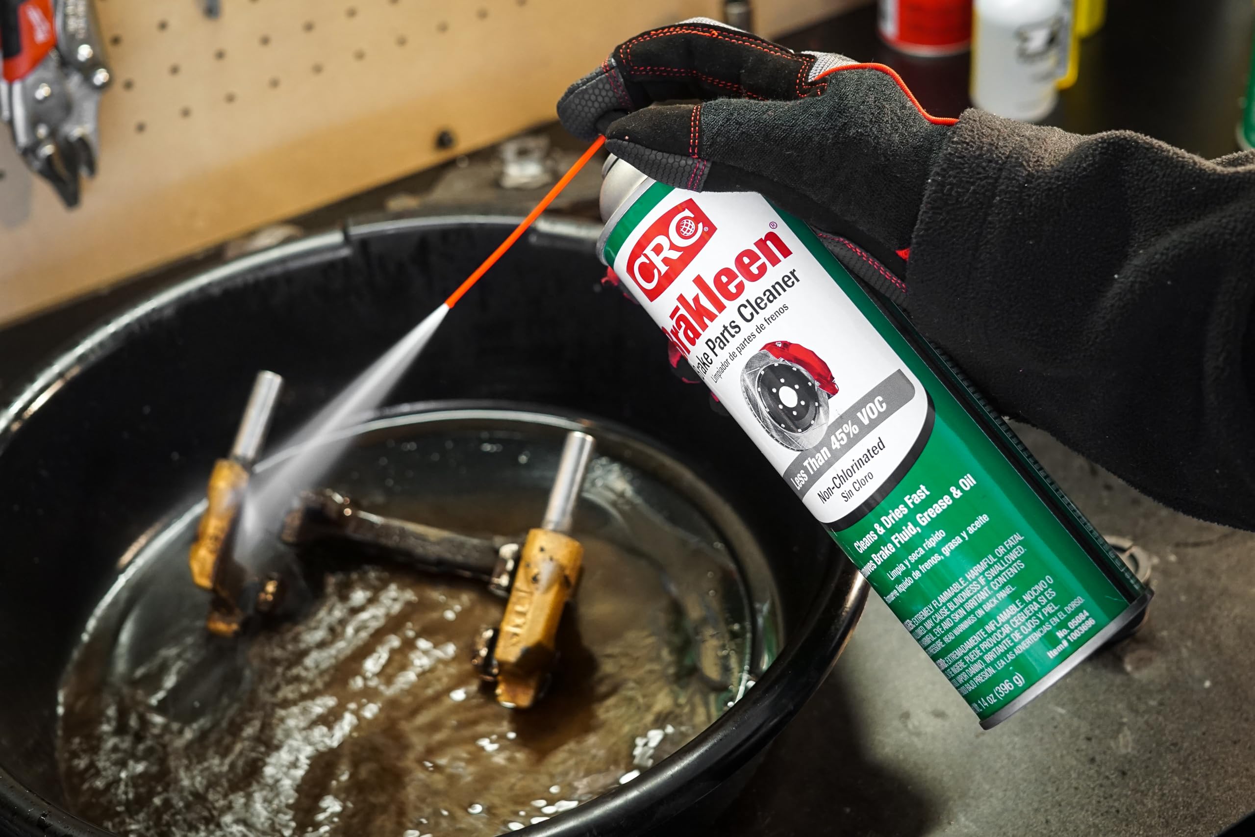 CRC Brakleen limpiando un caliper de freno para restaurar superficie y seguridad