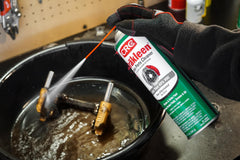 CRC Brakleen limpiando un caliper de freno para restaurar superficie y seguridad