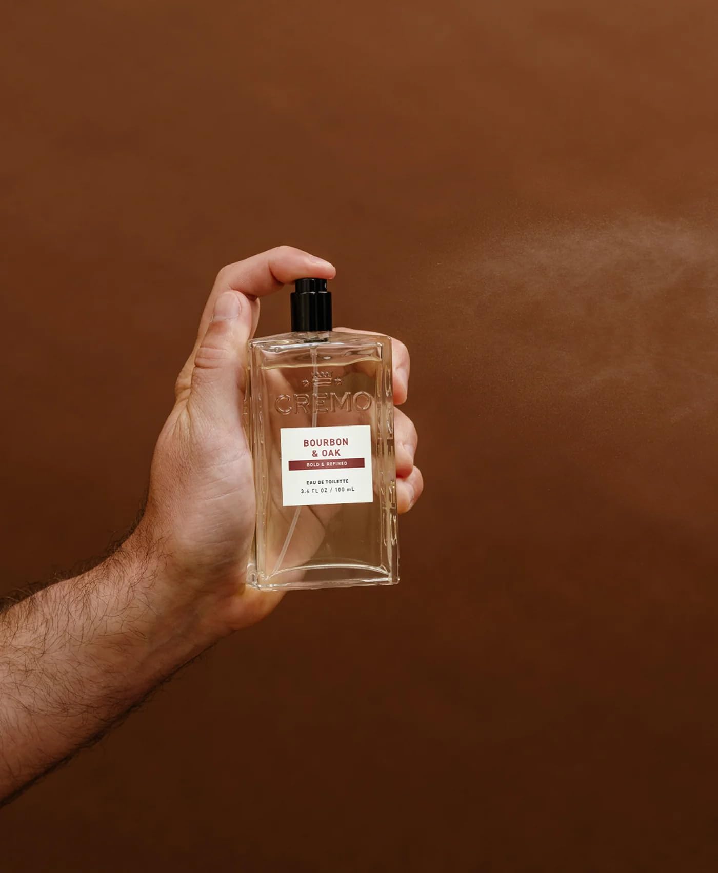 Cremo colonia en ambiente estilo masculino que sugiere sofisticación
