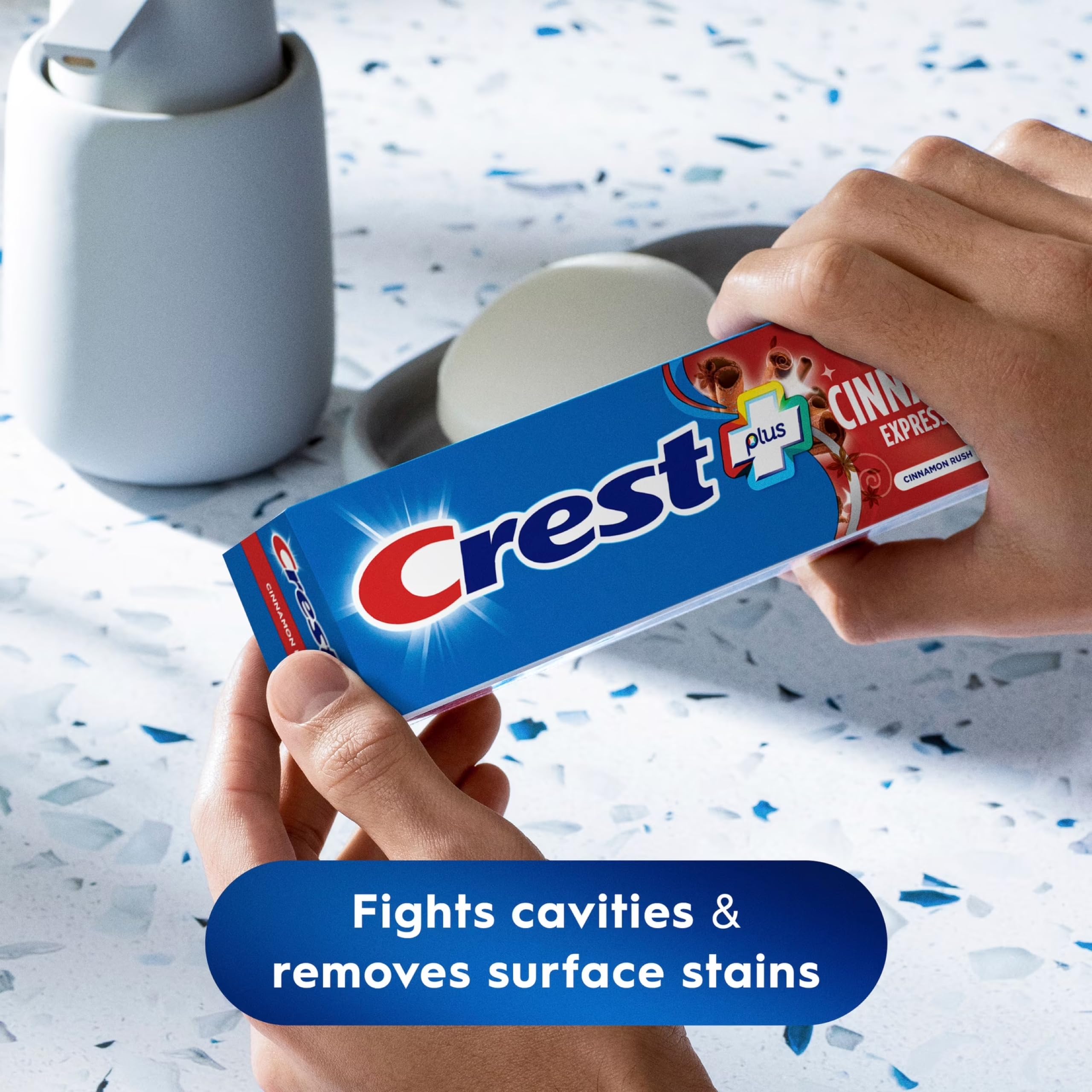 Crest persona cepillando mostrando frescor y sensación de limpieza