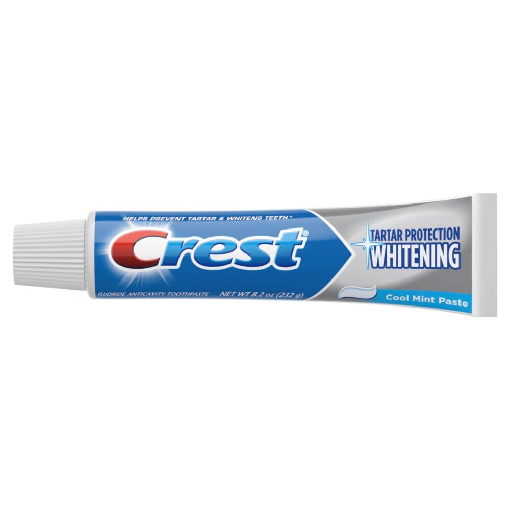 Crest tubo en baño estilo lifestyle sugiriendo uso cotidiano y conveniencia