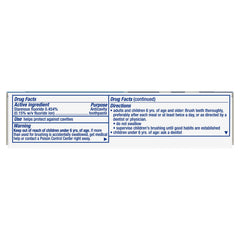 Crest tubo en manos de niño durante cepillado, facilita hábito diario