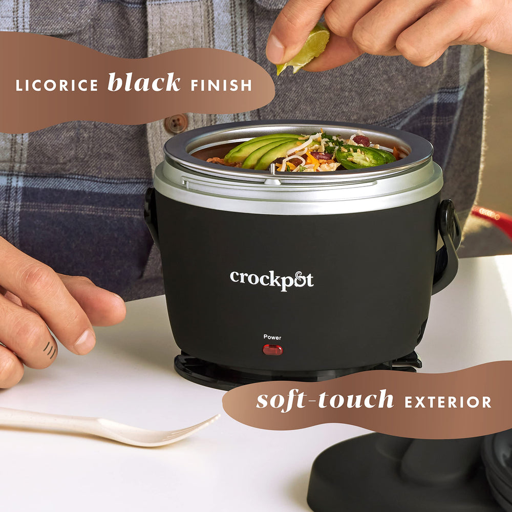 Crock-Pot junto a un vaso para apreciar su tamaño compacto personal