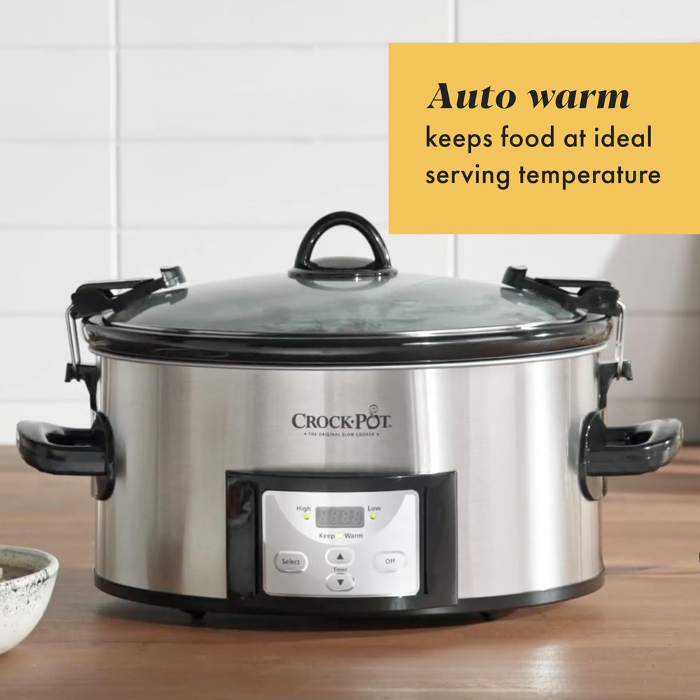 Crock-Pot en uso en reunión familiar manteniendo la comida caliente