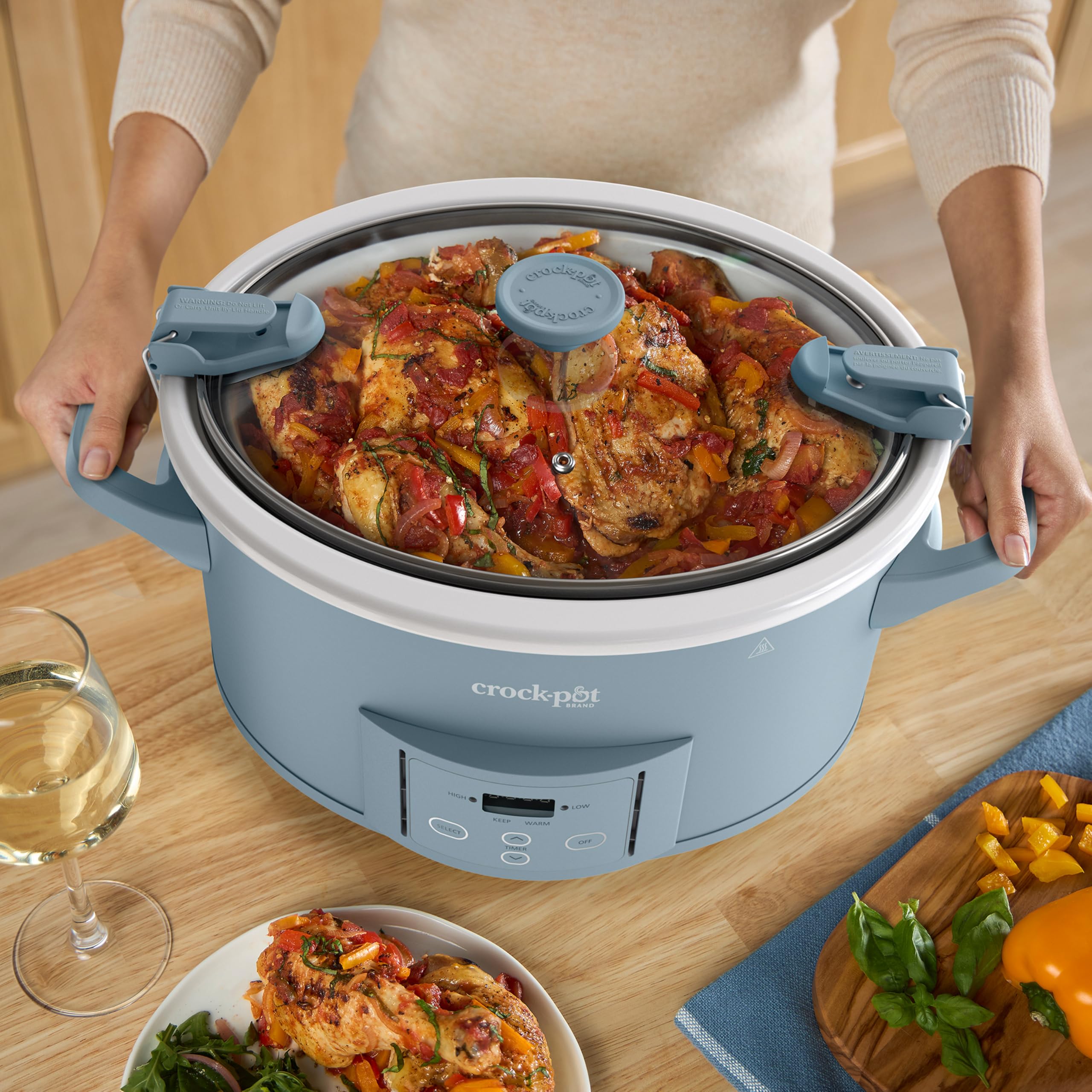 Crock-Pot junto a objetos de cocina para comparar su tamaño grande