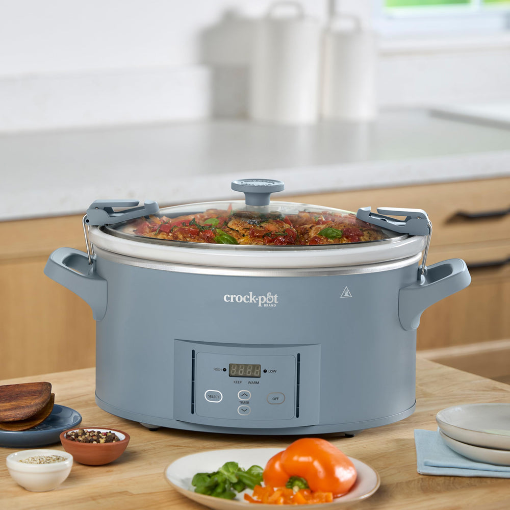 Crock-Pot en mesa familiar sirviendo guiso para varias personas