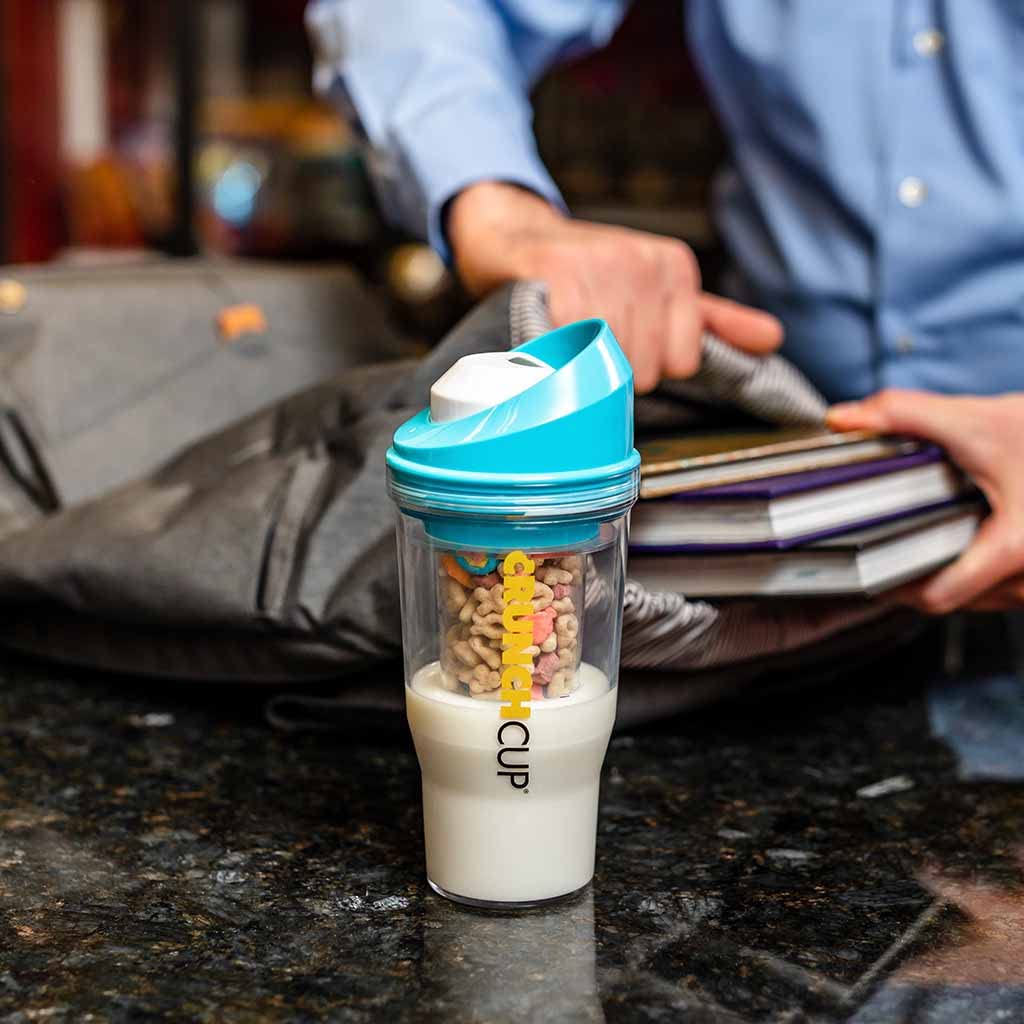 CRUNCHCUP ambientado en mesa de desayuno, solución práctica para viajes