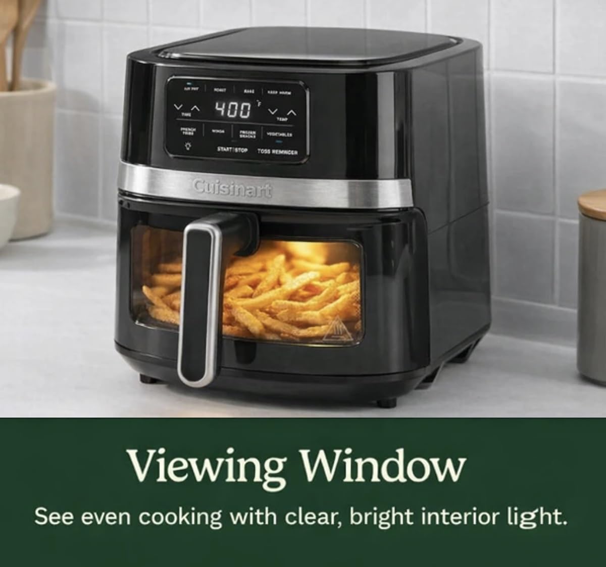 Cuisinart freidora de aire comparada con utensilios para mostrar escala y tamaño en una encimera