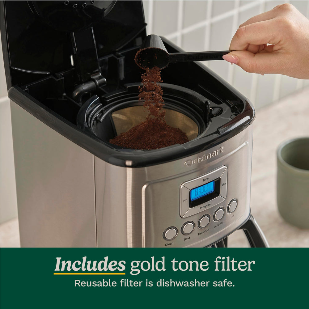 Cuisinart cafetera en encimera de cocina mostrando uso cotidiano y practicidad