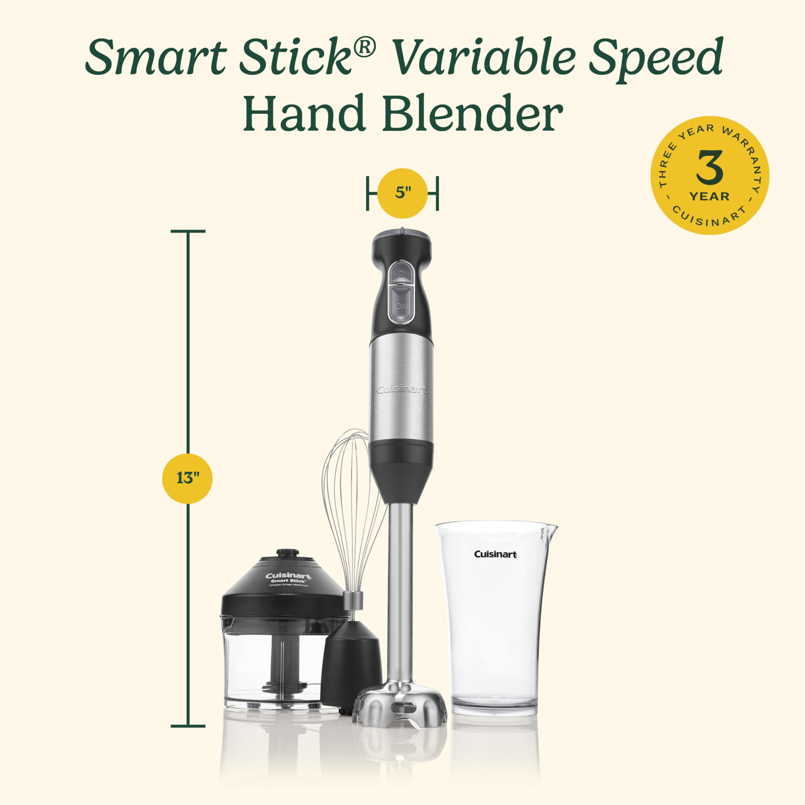 Cuisinart CSB-179 junto a una taza para ver escala, tamaño compacto y práctico