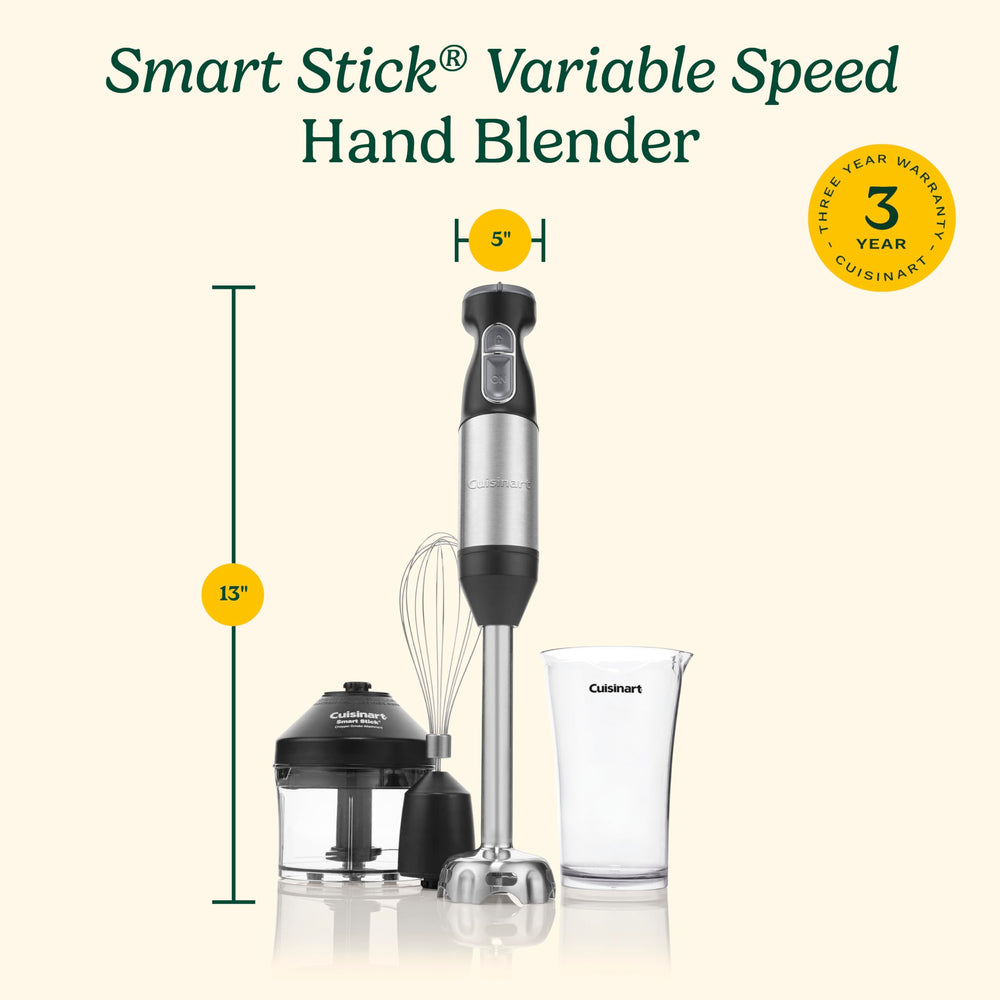 Cuisinart CSB-179 junto a una taza para ver escala, tamaño compacto y práctico