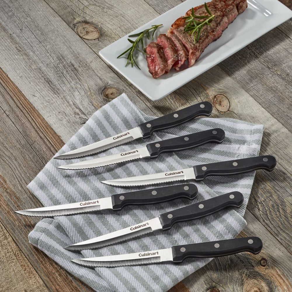 Cuisinart uso en mesa cortando steak que demuestra control y manejo cómodo