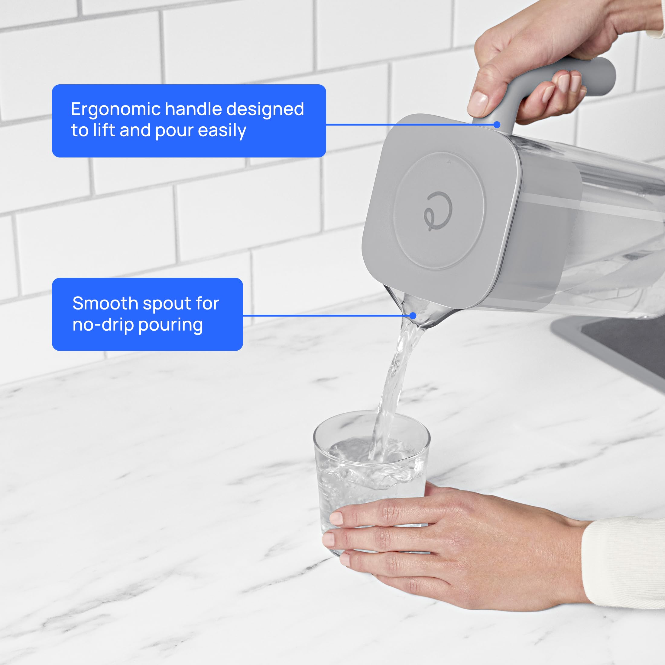 Culligan jarra junto a objetos cotidianos para mostrar escala y capacidad de 12 tazas