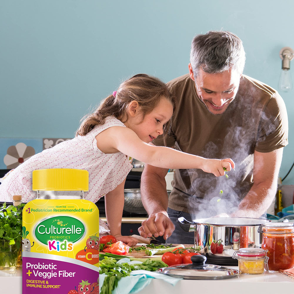 Culturelle escena familiar en desayuno que sugiere integración rutinaria
