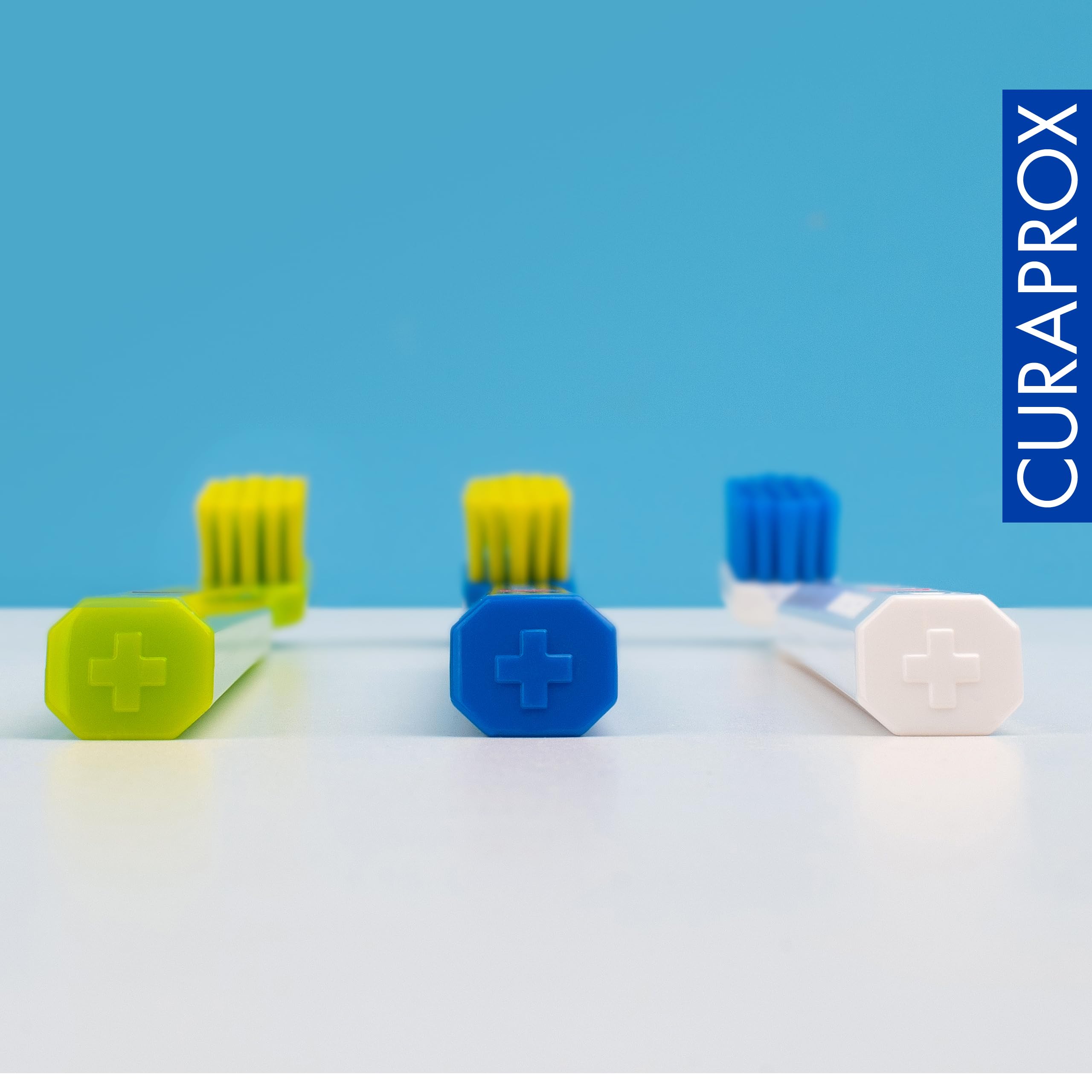 Curaprox detalle de textura de cerdas que resalta suavidad y eficacia